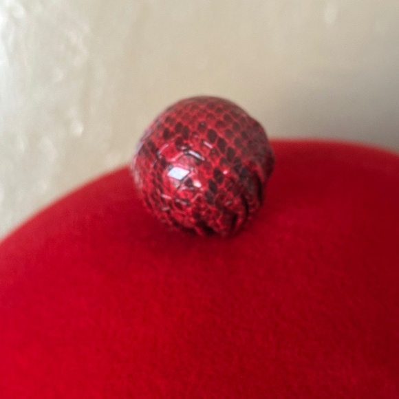 ICONIC 1960's DESIGNER RED FELT 'NEWSBOY' STYLE HAT + FAUX SNAKE BRIM & BUTTON - Picture 7 of 14